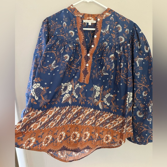 Love the Label beautiful print blouse. Puffy sleeves, over sized. Fun top! - Picture 6 of 10
